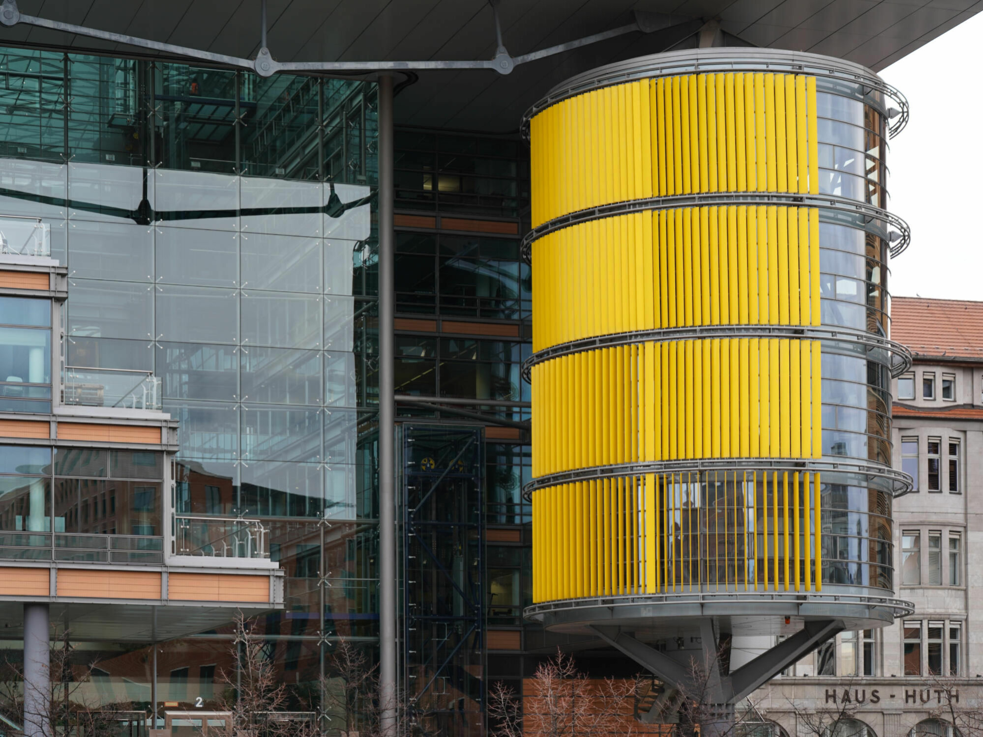 Kräftig gelbe Sonnenschutzlamellen am zylinderförmigen Gebäudeteil des von Richard Rogers Architekten geplanten Bürokomplexes am Potsdamer Platz in Berlin