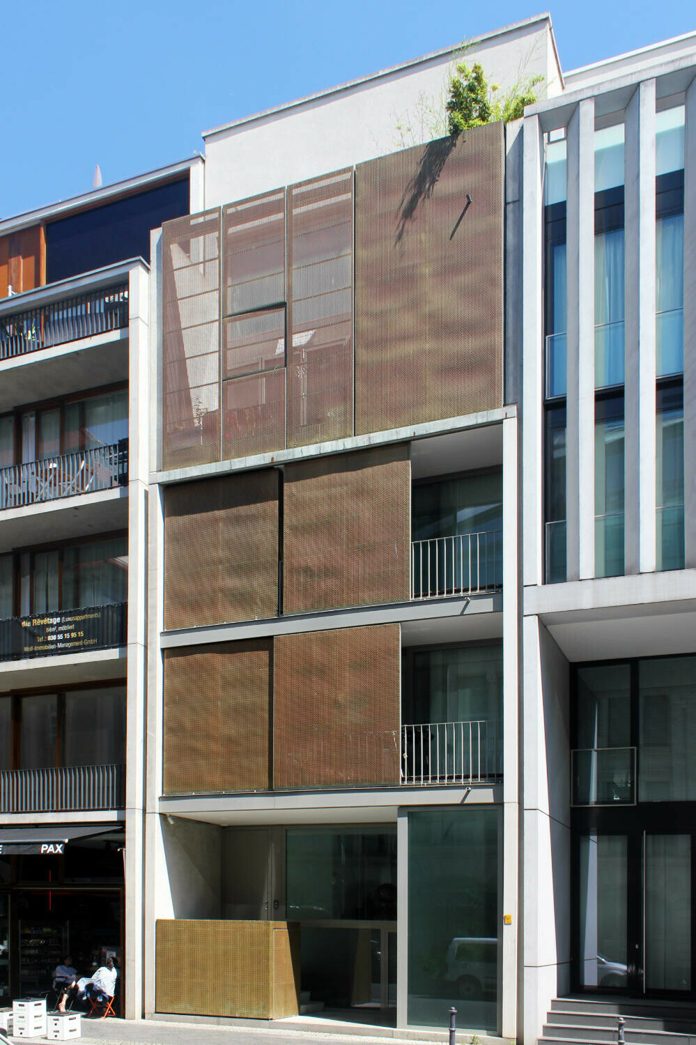 Große Paneele mit Metallgewebe aus Baubronze zum Verschieben und feststehend bei einem Townhouse in Berlin