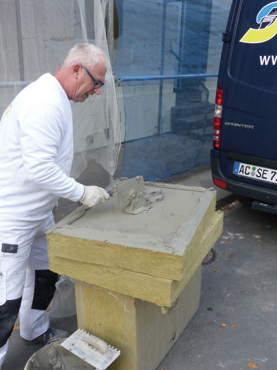 Bei Untergründen mit Unebenheiten erfolgt eine Verklebung durch die Wulst-Punkt-Methode. 