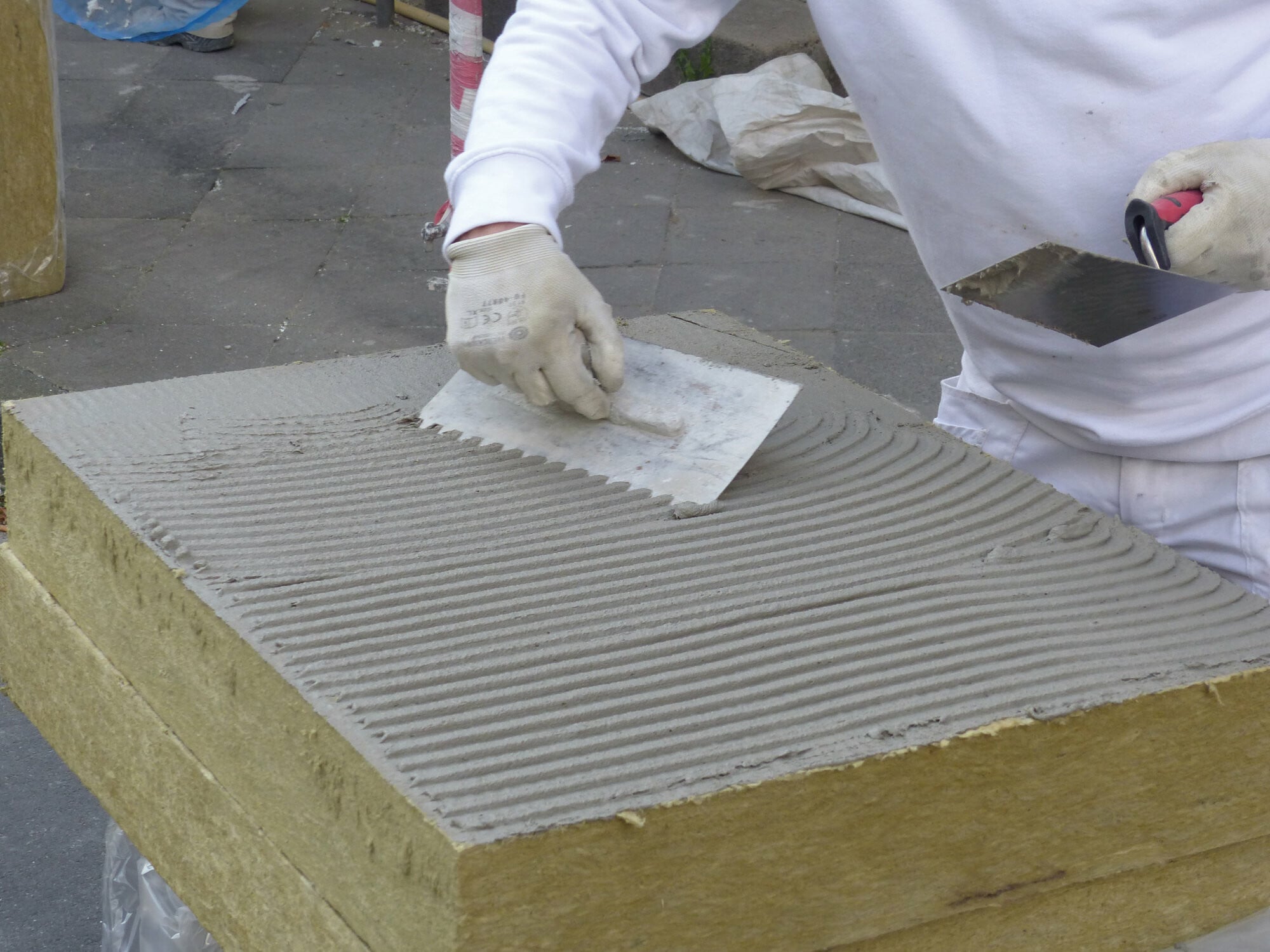 Bei ebenen Untergründen erfolgt eine vollflächige Verklebung: Der Kleber wird über eine Zahntraufe ganzflächig aufgetragen und mit der gezahnten Seite abgezogen.