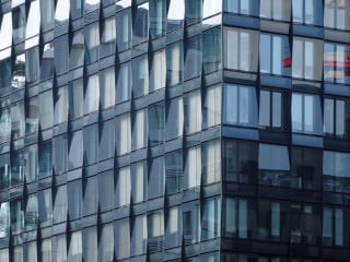 Sonnenschutz in der gläsernen Doppelfassaden der Mercedes-Benz Vertriebszentrale in Berlin, Architekten: Gewers & Pudewill