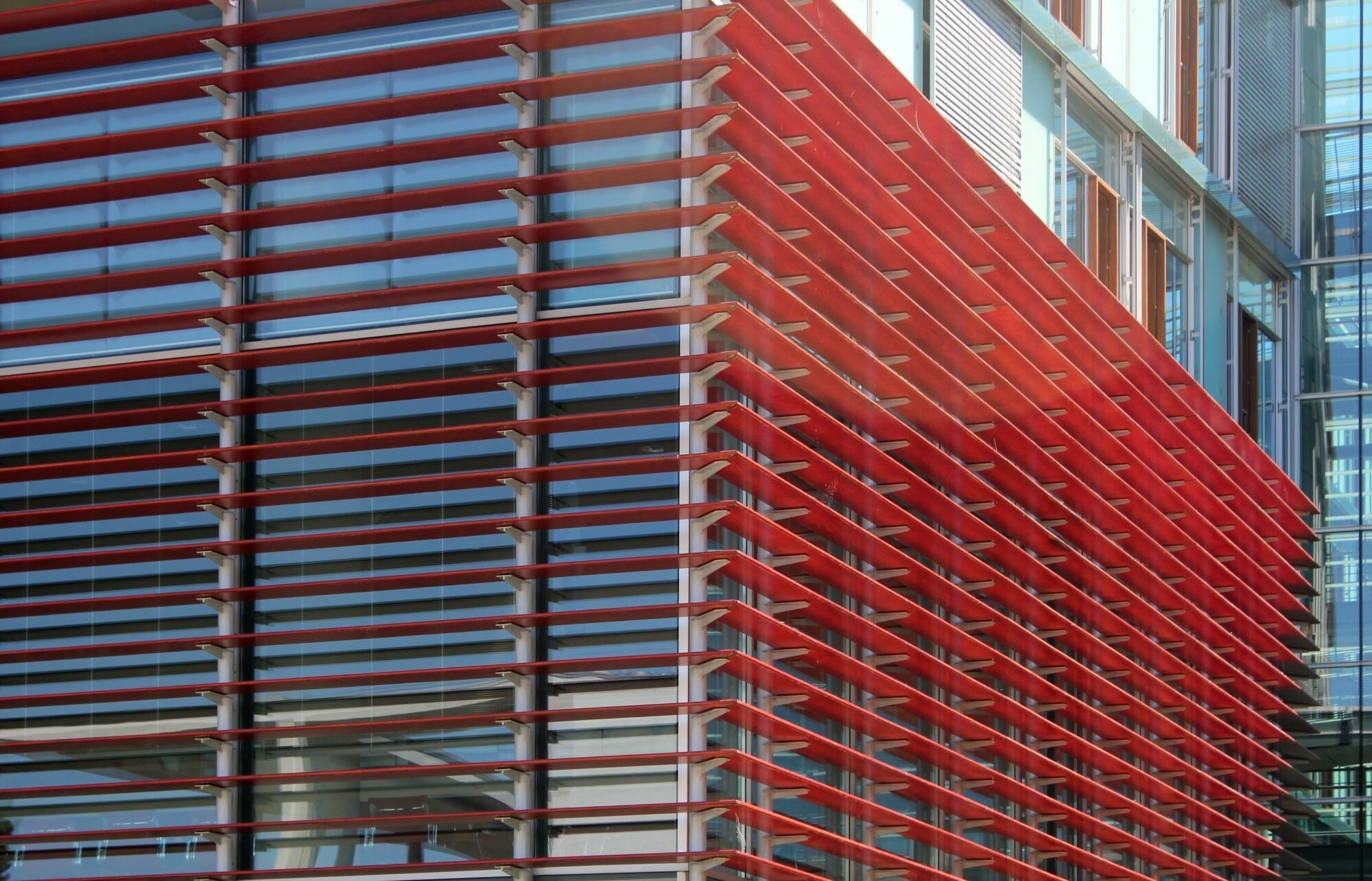 Starres Lamellensystem aus Holz am Jakob-Kaiser-Haus in Berlin, Architekten: Busman & Haberer aus Köln, de Architekten Cie. aus Amsterdam, von Gerkan, Marg & Partner aus Hamburg und Schweger & Partner aus Hamburg