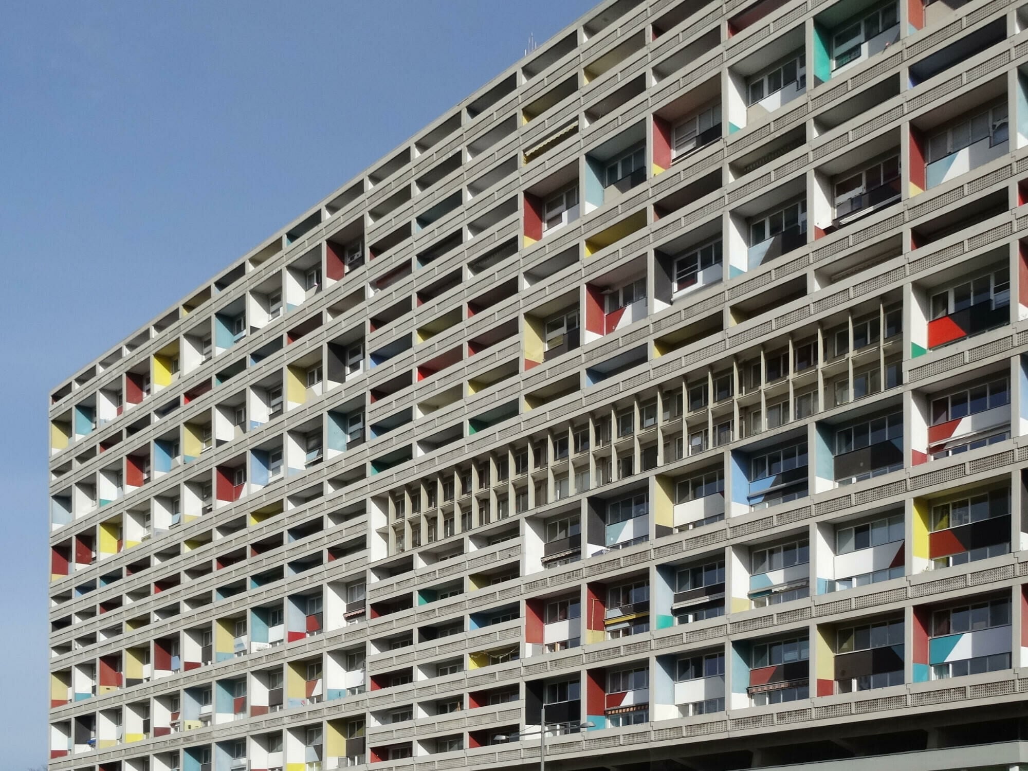 Brise-Soleil in Form von feststehenden, doppelgeschossigen Vertikallamellen aus Beton an der Unité d'habitation bzw. dem Corbusierhaus in Berlin