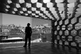 Der dritte Stahlpavillon der Architekten am Ufer des Douro