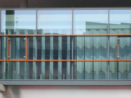 Sonnenschutzglas mit einer Transparenz von 50% an einem Büro- und Geschäftshaus in Hagen