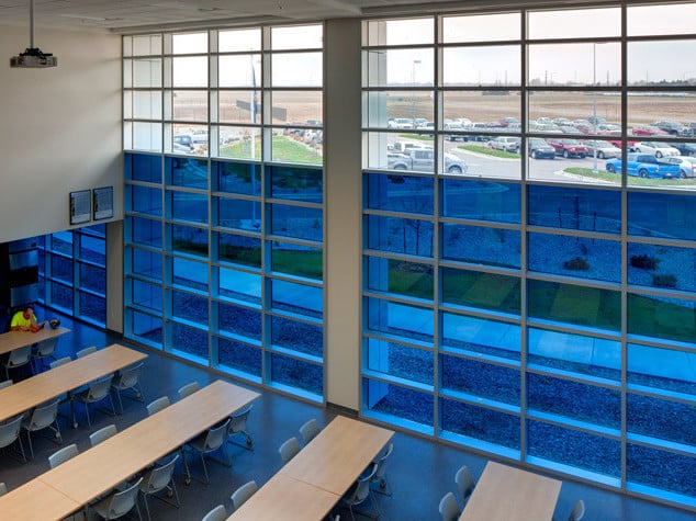 Dimmbare Verglasung an der Westfassade einer Kantine von Siemens in Kansas
