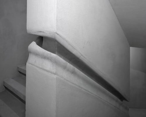 Tragende Betonwand des neuen Fluchttreppenhauses: Der Handlauf wurde als gefräste Negativform in die Schalung eingelegt