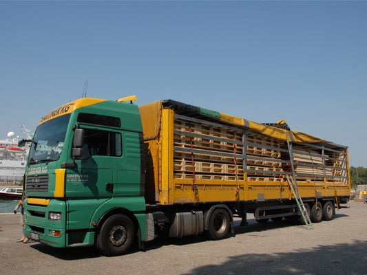 Mit einem LKW lassen sich die Paletten auf einfache Weise transportieren