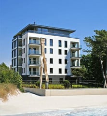 Das Wohnhaus liegt direkt an der Strandpromenade