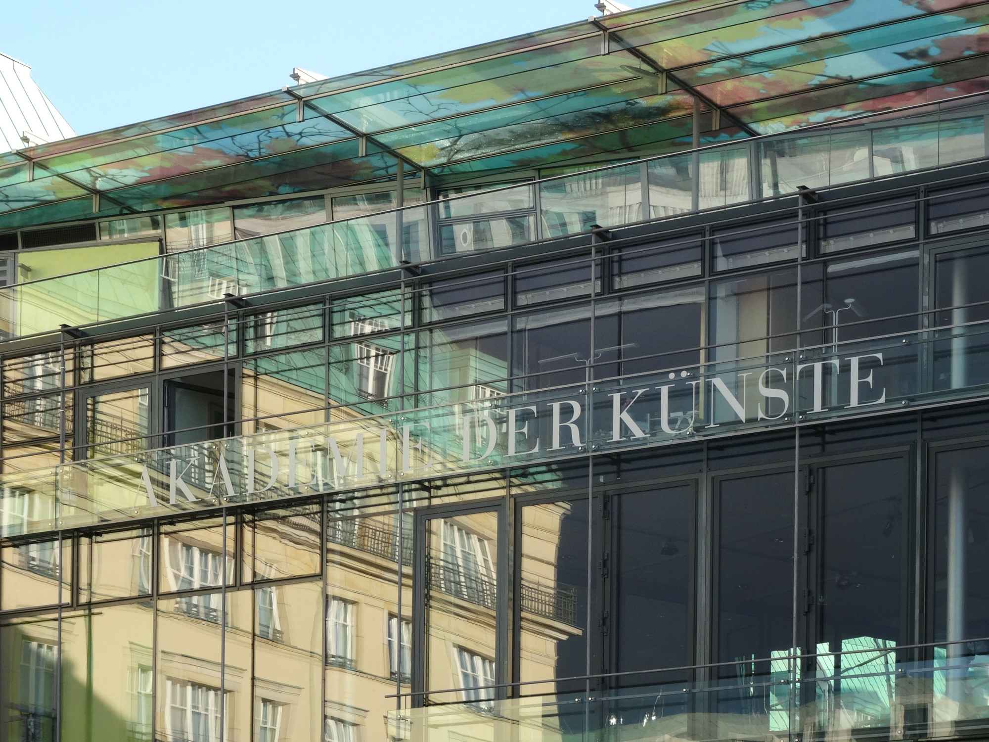 Das mit Blättern bedruckte Glasdach in der Berliner Akademie der Künste