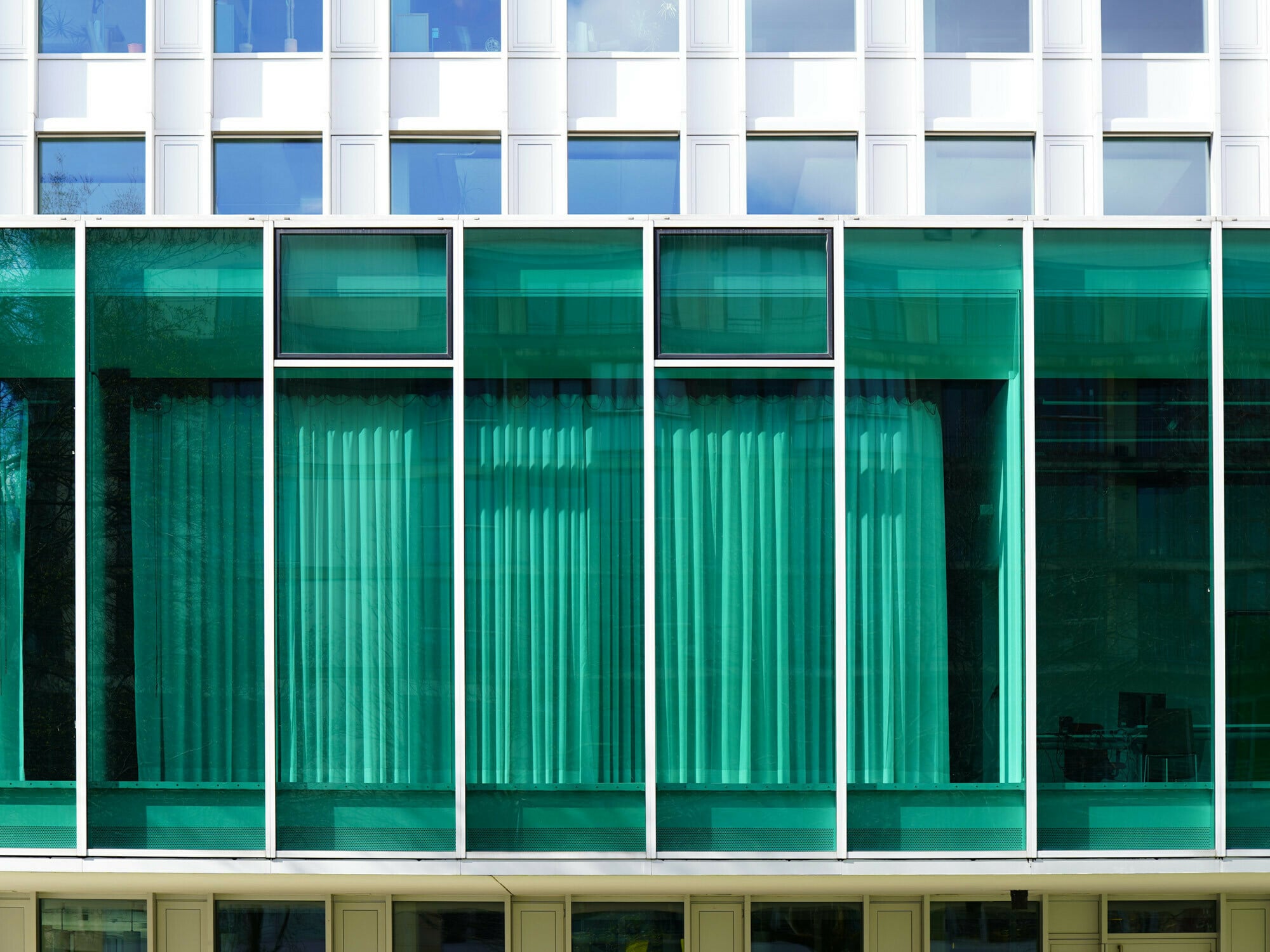 In der Masse durchgefärbtes Sonnenschutzglas (SGG Parsol) an der Fassade der Heinrich Böll Stiftung in Berlin, Architekten: e2a eckert eckert