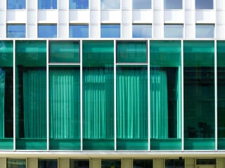 In der Masse durchgefärbtes Sonnenschutzglas (SGG Parsol) an der Fassade der Heinrich Böll Stiftung in Berlin, Architekten: e2a eckert eckert