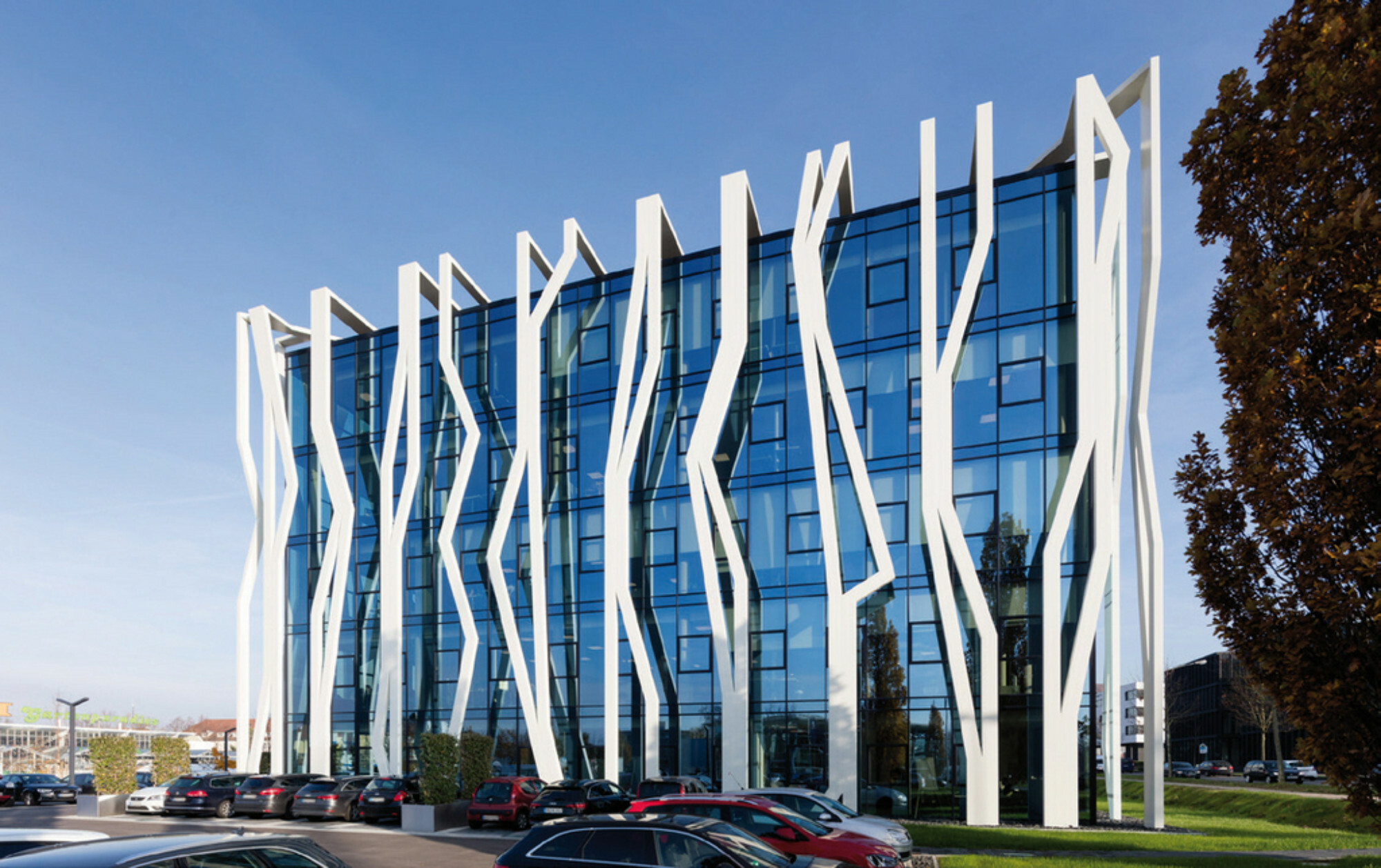 Sonnenschutzglas mit Blauschimmer am Bürogebäude Qbig III in Heilbronn vom Hersteller Pilkington, Produkt: Pilkington Suncool Blue 50/27