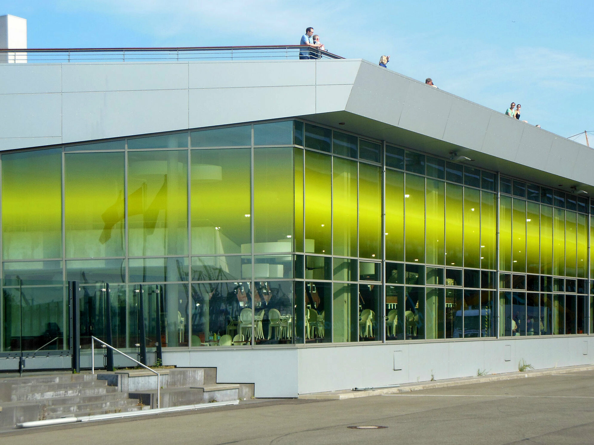 Gelblich eingefärbtes Sonnenschutzglas mit zusätzlichem Aufdruck