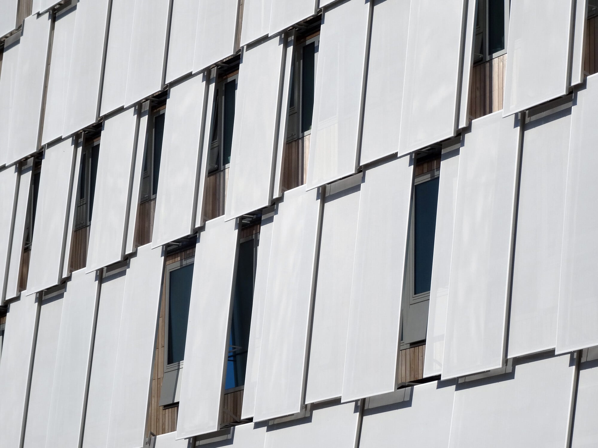 Außenliegender Sonnenschutz bei der Botschaft für Kinder des Vereins SOS-Kinderdorf in Berlin, Architektur: Ludloff Ludloff Architekten, Berlin
