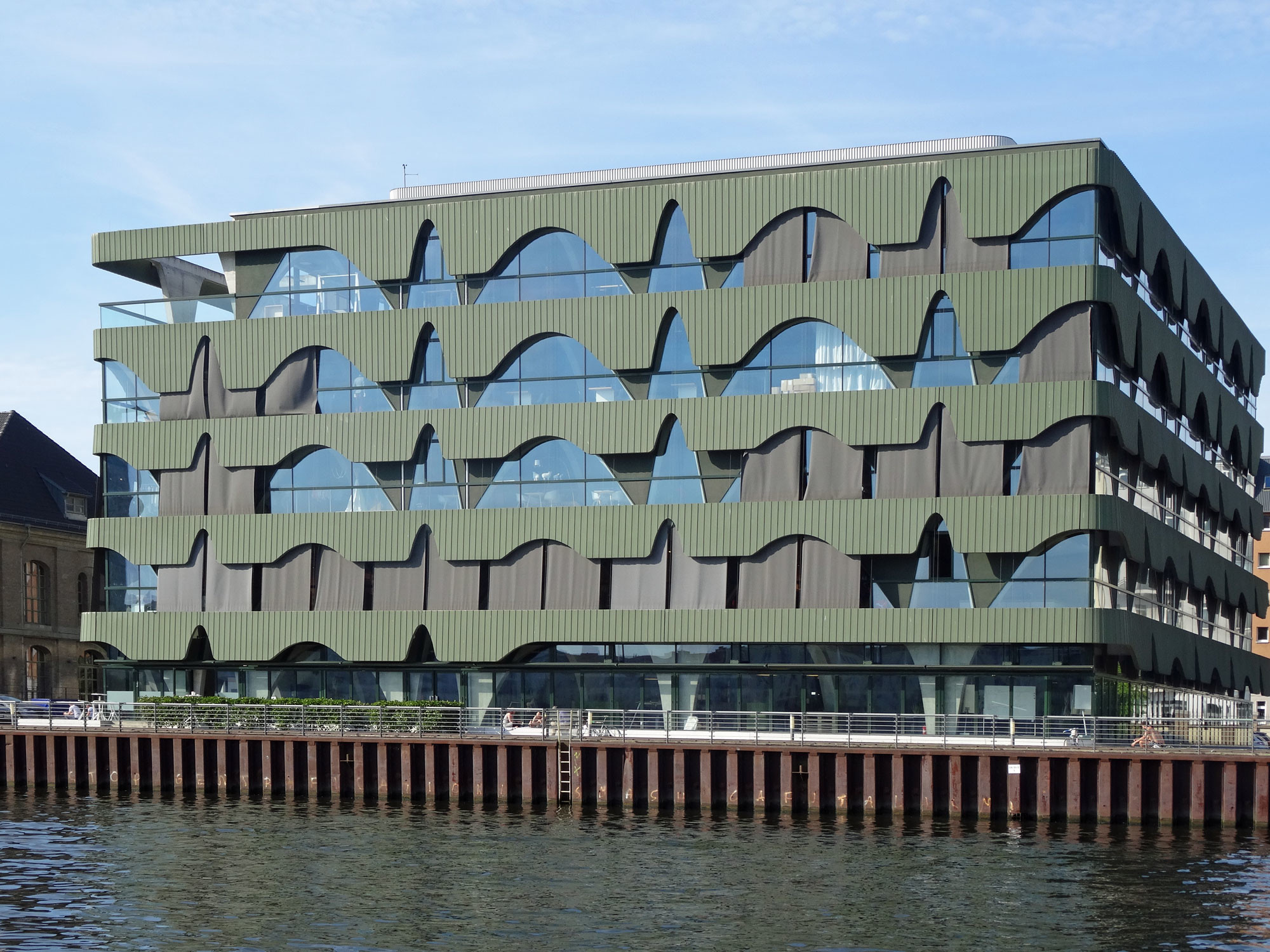Außenrollos am Fashion Center Labels 2 in Berlin geplant von HHF Architekten aus Basel