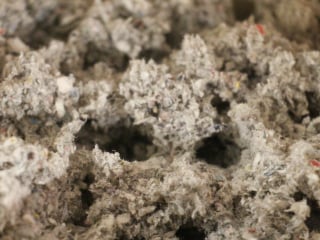 Recycelte Zellulose lässt sich beispielsweise als Einblasdämmung verwenden.