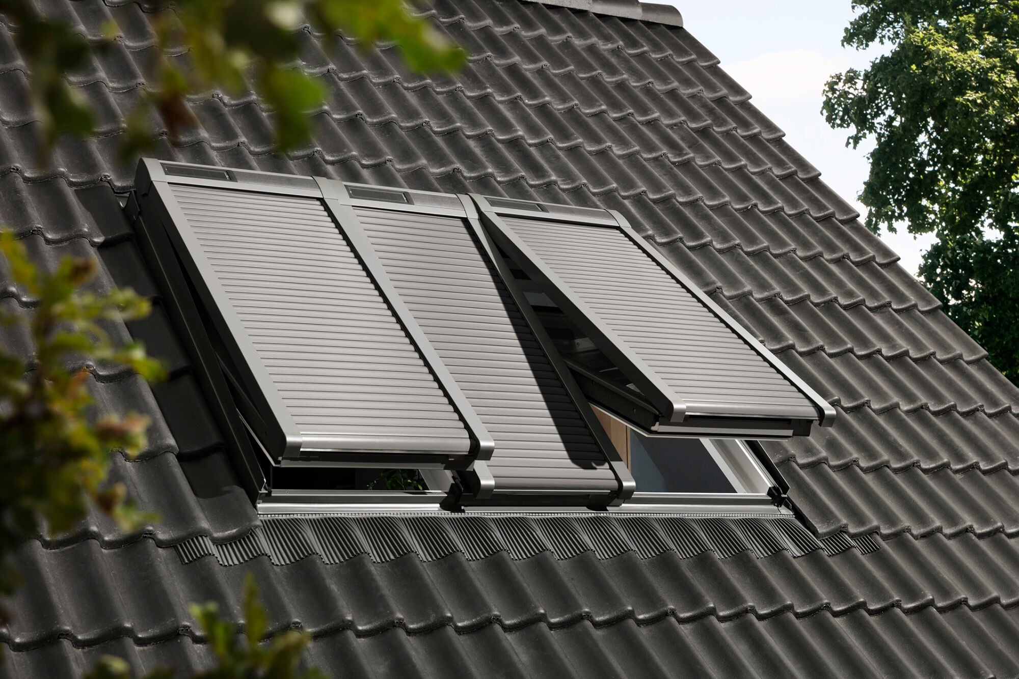 Dachfensterrollläden verbessern den Sonnen-, Wärme-, Lärm- und Einbruchschutz, hier ein solarbetriebene Ausführung von VeluxVelux