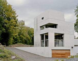 Sichtbetonwürfel mit Fassadeneinschnitten