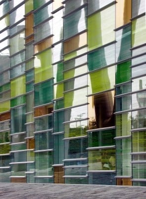Farbiges Glas an einem Bürogebäude in Taipeh/RC
