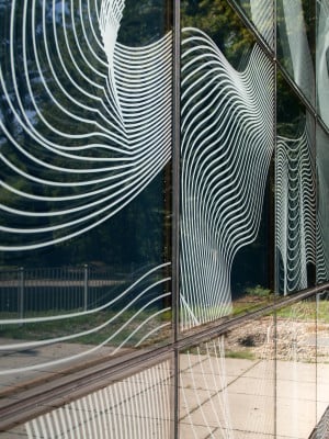 Detail der sandgestrahlten Linienmuster 