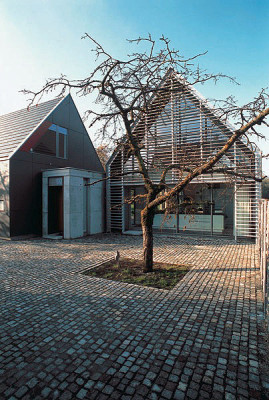 Innenhof mit altem Kirschbaum