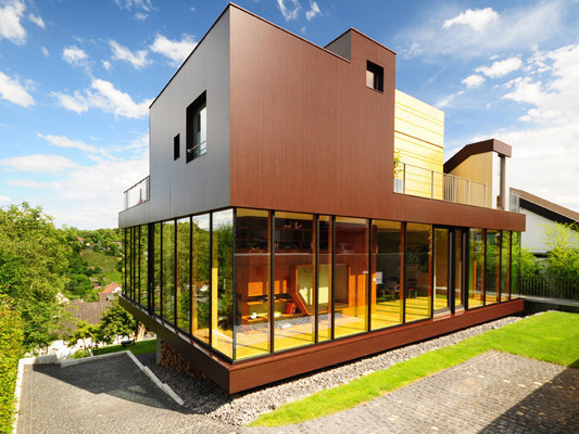 Je nach Lichteinfall wechselt die Farbe der Metallfassade