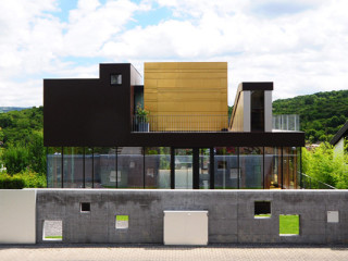 Straßenansicht - auf dieser Seite ist das Haus zweigeschossig