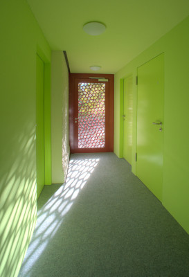 Im Gebäudeinneren erzeugt die Perforierung ein Spiel von Licht und Schatten