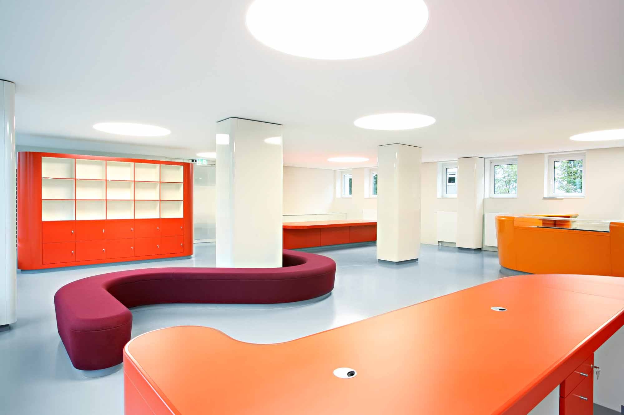Leuchtend warme Farben prägen das Studenten Service Zentrum