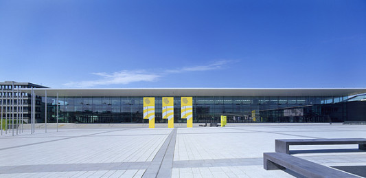 Blick über die sogenannte Messepiazza auf das Kongresszentrum