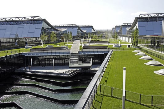 Grünanlagen und Wasserkaskaden zwischen den Messehallen