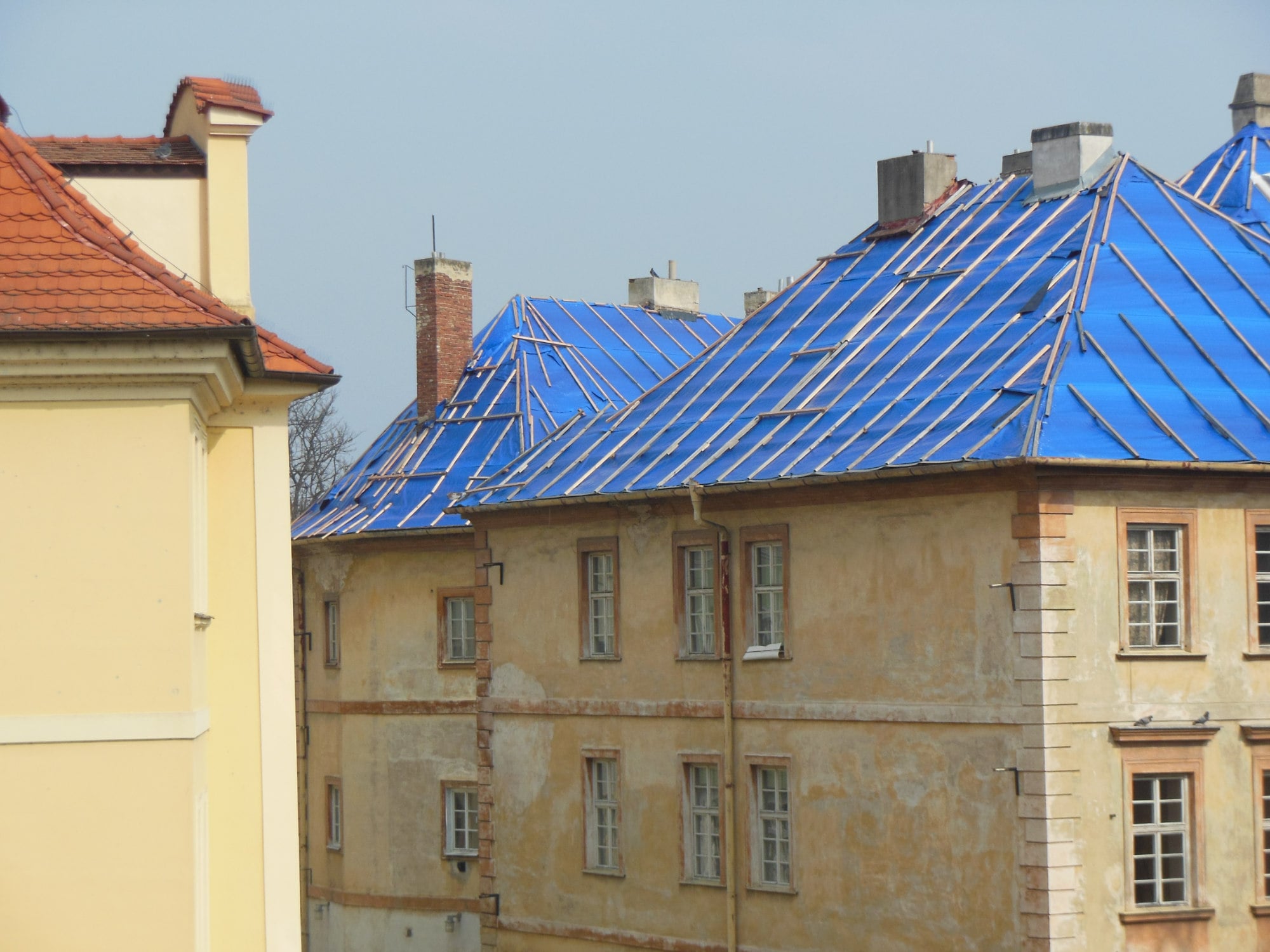 Bei der Sanierung und dem Neubau von Dächern ist darauf zu achten, dass die Konstruktion gegen Wassereintritt dicht ist.