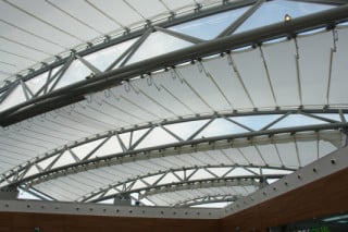 Verschiebbares Dach aus Glasfasergewebe und ETFE-Folienkissen