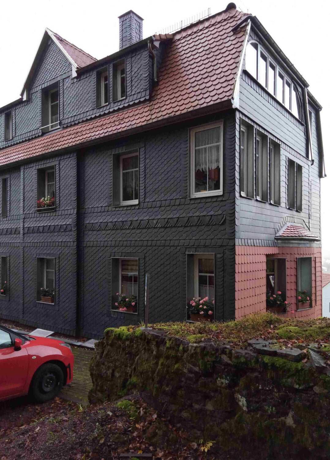 Historische Villa mit dekorativer Schieferfassade im Thüringer Wald