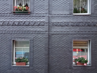 Schieferfassade mit Kettengebinde bei einem Wohnhaus im Thüringer Wald