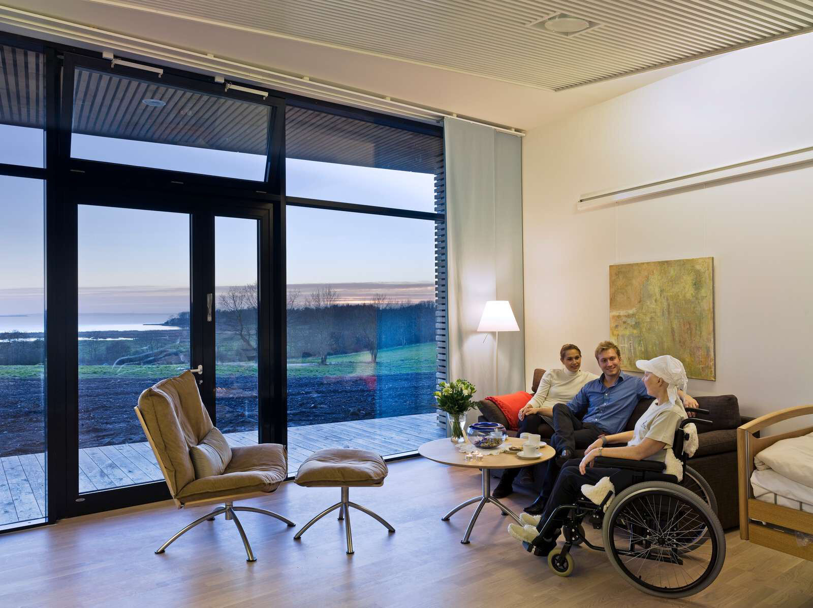 Die Zimmer sind funktional, aber ohne den typischen Krankenhaus-Charakter eingerichtet