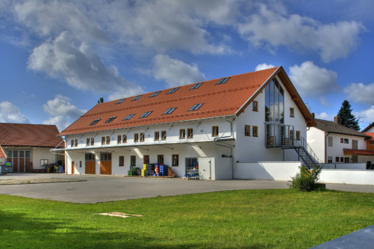 Der Getränkemarkt im Erdgeschoss blieb erhalten, im Obergeschoss liegt das Ingenieurbüro