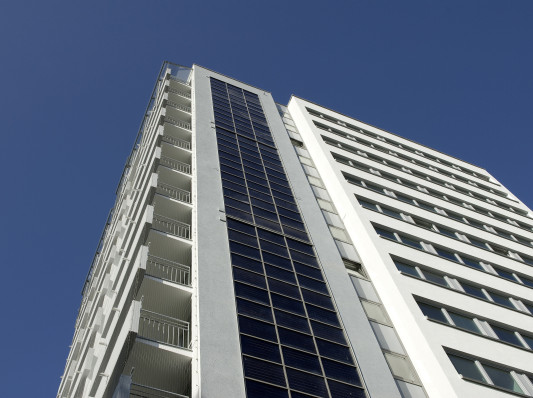 Vertikale Fläche mit Solarkollektoren