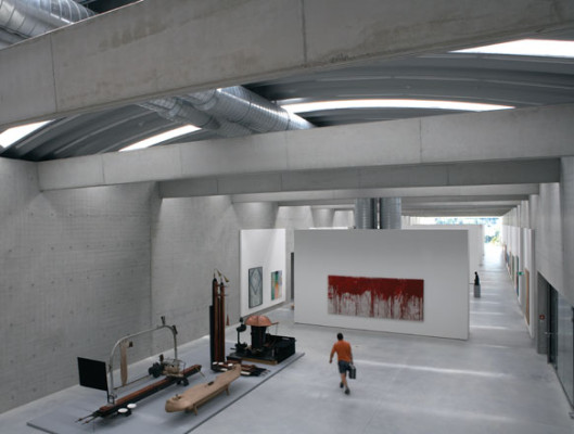 Ausstellungshalle mit Bogendach und Tageslichteinfall