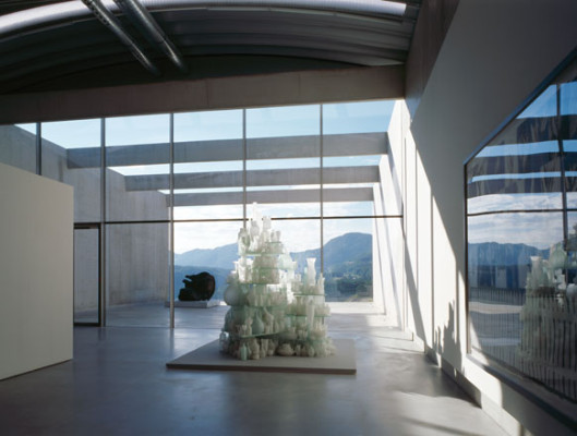 Ausstellungshalle mit Blick auf Terrasse