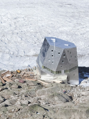 Die Hütte ist verkleidet mit einer Aluminiumhülle sowie einer in die Südfassade integrierten Photovoltaikanlage