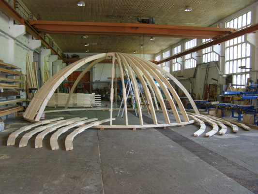 Kuppelaufbau in der Halle