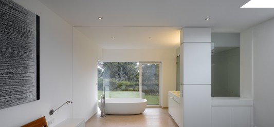 Badewanne hinter Glas mit Blick zum Garten und zur Terrasse
