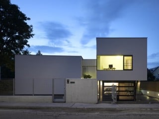 Das Wohnhaus verschließt sich zur Straße, über der Garage liegt das Arbeitszimmer.
