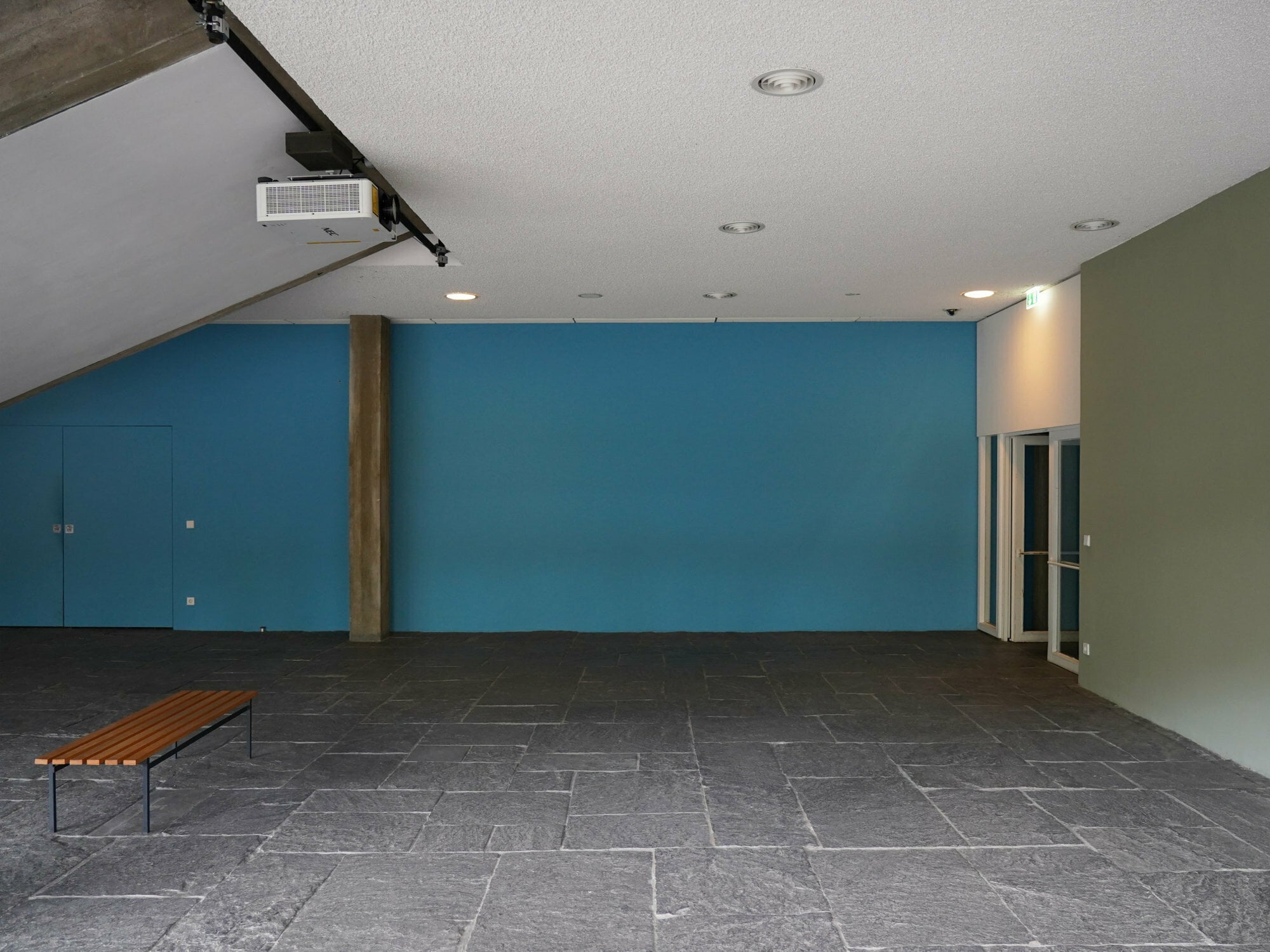 Im Dickbett verlegte Schieferplatten in der Akademie der Künste am Berliner Hanseatenweg.