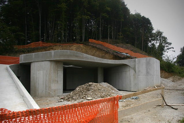 Die Kapelle gräbt sich in einen ansteigenden Hügel