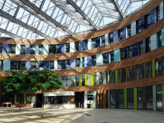 Viel Tageslicht fällt durch das gläserne Sheddach ins Atrium des Umweltbundesamts in Dessau.