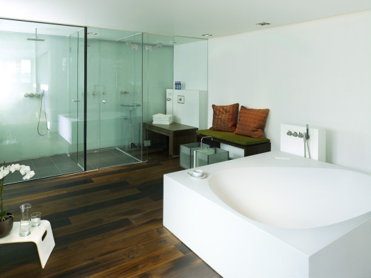 Spa-Bereich mit großer Badewanne, Erlebnisdusche, Sole- und Duft-Dampfbad