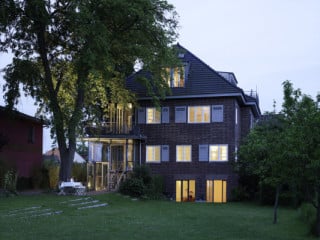 Gartenansicht des Klinkerbaus aus den 1930er Jahren